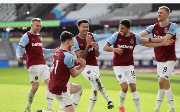 国产奇幻游戏《夜莺归笼》新演示 美艳女主爬梯子