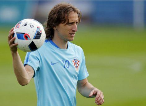 两位进球功臣！萨拉赫社媒晒出与索博&麦卡的合照